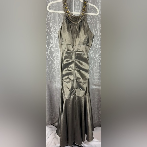 R&M RICHARDS SILVER HALTER GOWN SIZE 16 – BEADED NECKLINE - Picture 2 of 12